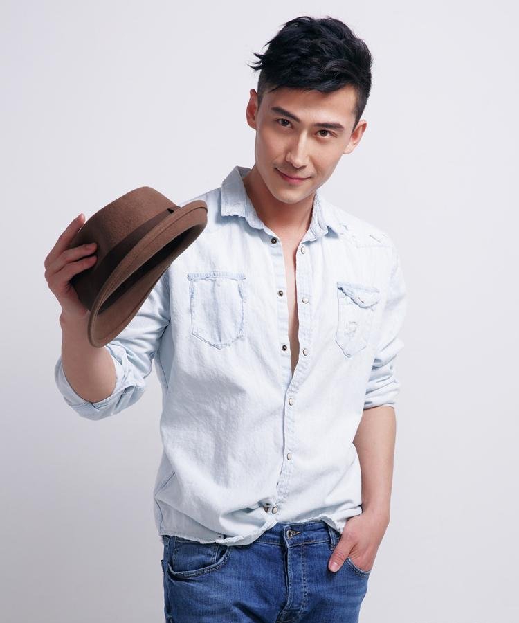 点击大图看下一张：演员刘立暖男写真 治愈系笑容温暖人心