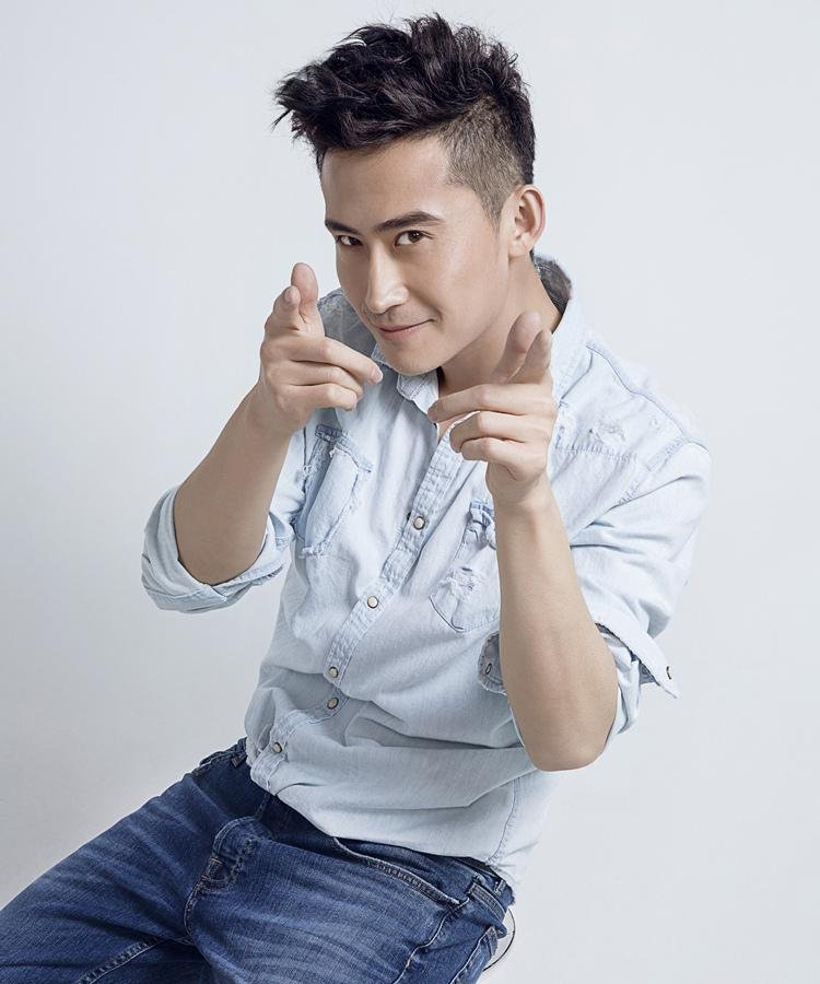 点击大图看下一张：演员刘立暖男写真 治愈系笑容温暖人心