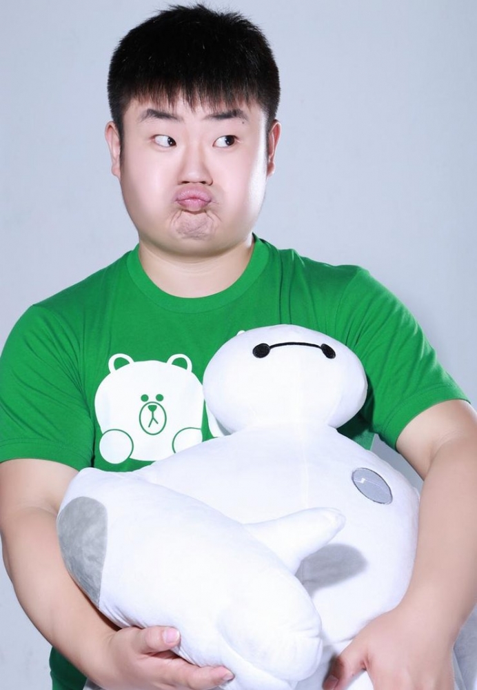 点击大图看下一张:柏智杰童趣写真曝光 Q版大白别样致青春