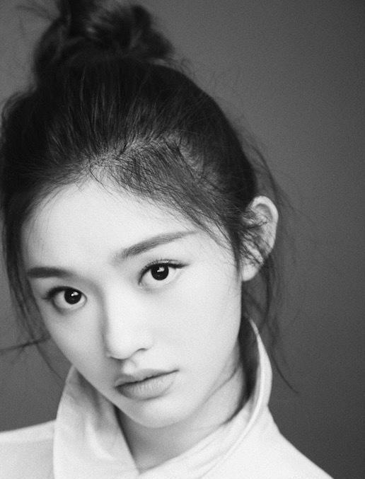 点击大图看下一张：林允黑白大片曝光 似清水芙蓉青春优雅