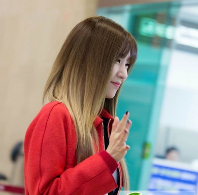 点击大图看下一张：Tiffany黄美英发型图片 渐变染发卷发直发发型盘点