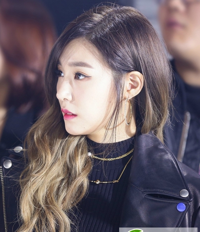 点击大图看下一张：Tiffany黄美英发型图片 渐变染发卷发直发发型盘点