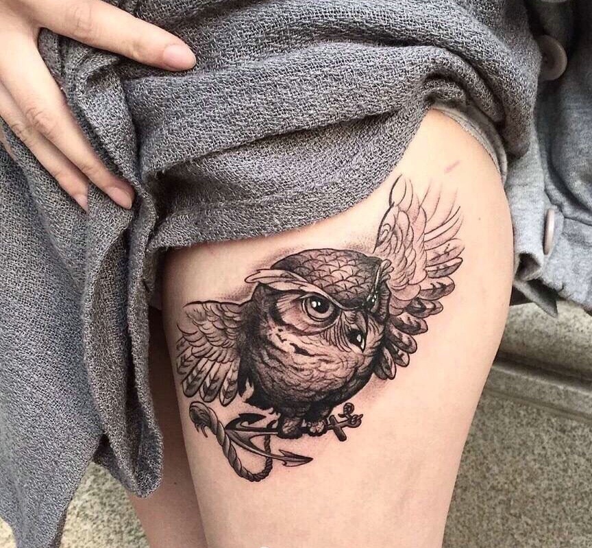 点击大图看下一张：女生大腿上的可爱小猫头鹰纹身图案
