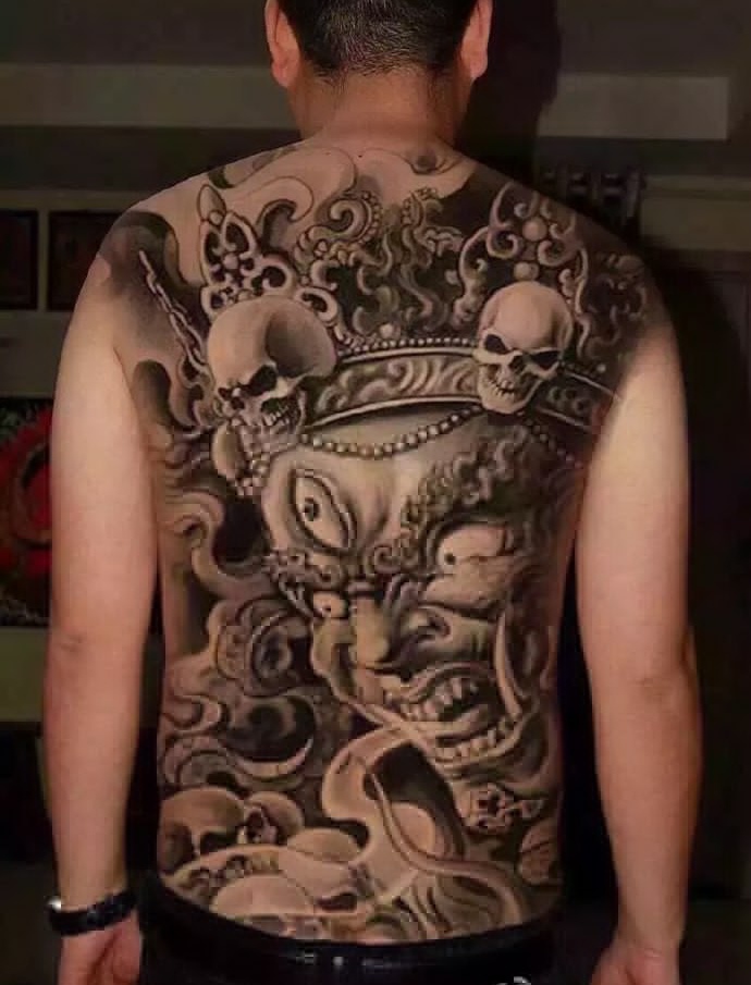 点击大图看下一张：一组超级狂野的满背各种图腾纹身图案