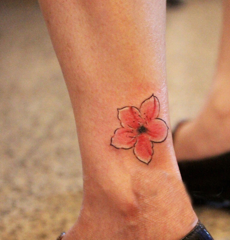 点击大图看下一张：裸脚上的小清新花瓣纹身图案