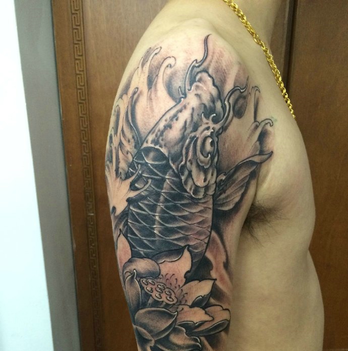点击大图看下一张：能够给你带来好运的大臂鲤鱼纹身图案