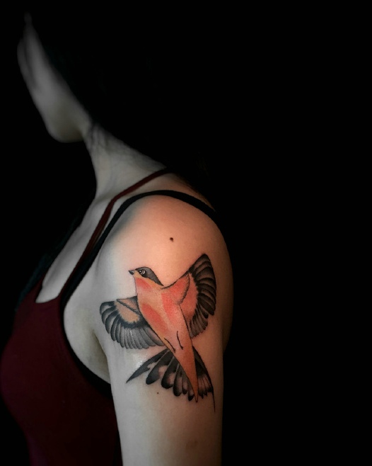 点击大图看下一张：手臂小燕子纹身图案自由飞翔