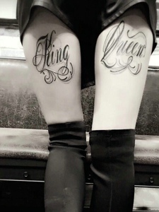 可爱女生双腿个性花体英文纹身刺青