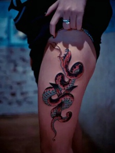 腿部侧边行的可怕花蛇纹身图案