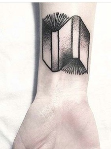 手臂艺术感十足的个性图腾纹身刺青