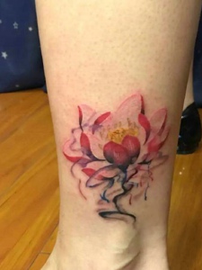 小腿部鲜艳而美丽的彩色莲花纹身图案
