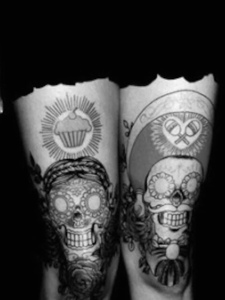 个性女生双腿部黑灰双骷髅纹身图案