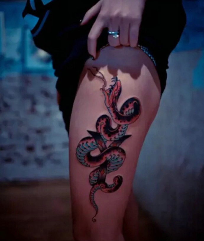 点击大图看下一张：腿部侧边行的可怕花蛇纹身图案