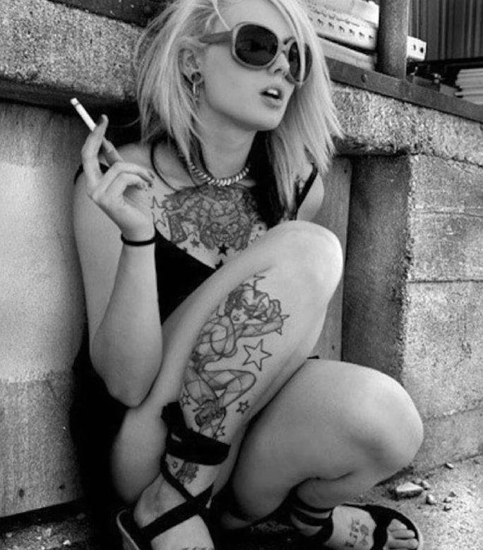 点击大图看下一张：潮范十足的欧美女性纹身刺青很妩媚