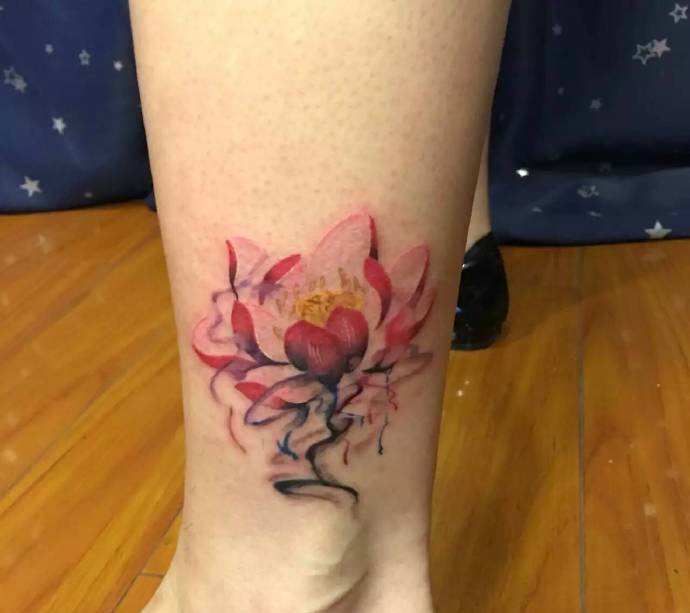 点击大图看下一张：小腿部鲜艳而美丽的彩色莲花纹身图案
