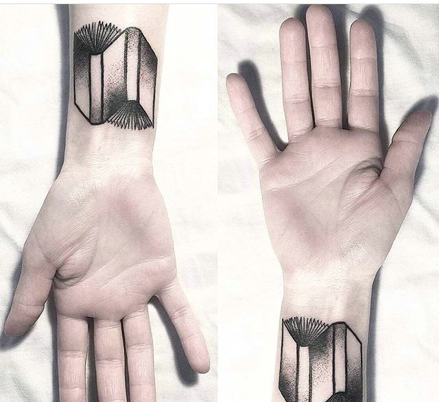 点击大图看下一张：手臂艺术感十足的个性图腾纹身刺青