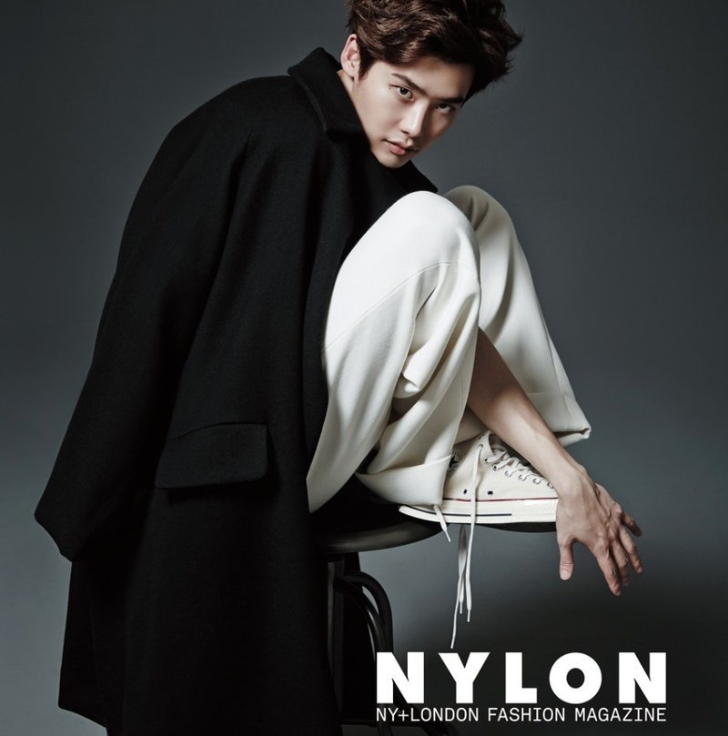 点击大图看下一张：李钟硕长发妖娆魅惑照 身姿性感翘兰花指