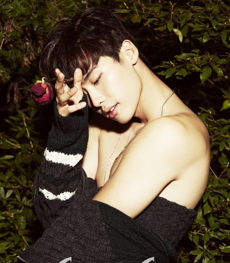 点击大图看下一张：李钟硕长发妖娆魅惑照 身姿性感翘兰花指