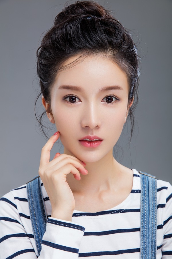 点击大图看下一张:李艾瑾最新写真 俏皮又性感