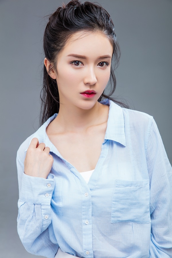 点击大图看下一张：李艾瑾最新写真 俏皮又性感