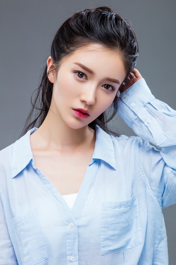 点击大图看下一张:李艾瑾最新写真 俏皮又性感