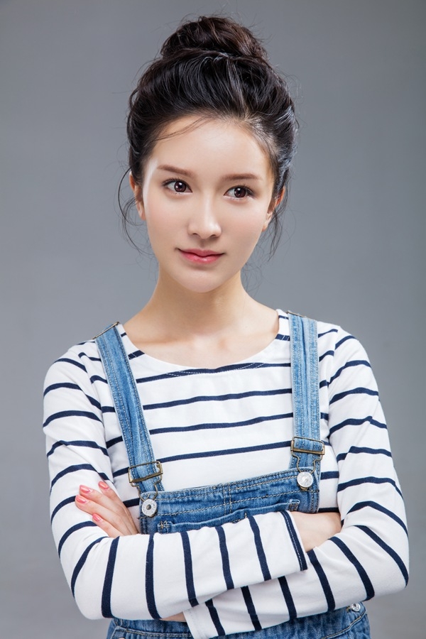 点击大图看下一张:李艾瑾最新写真 俏皮又性感