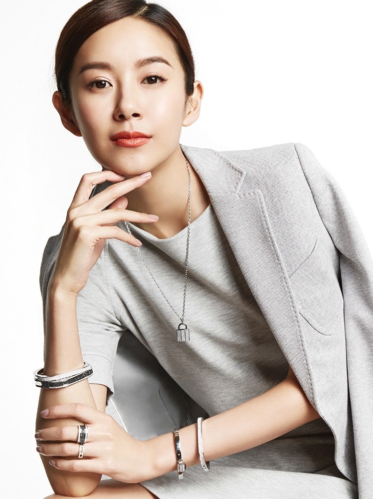 点击大图看下一张：张子萱登杂志封面