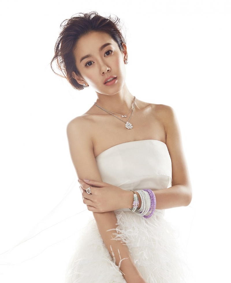 点击大图看下一张：张子萱登杂志封面