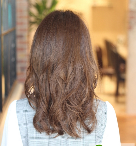 点击大图看下一张:流行气质女神烫发图片