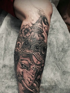 莲花与肖像神的两款腿部纹身图案