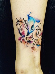 一匹俊俏楚楚可爱的小马纹身图案