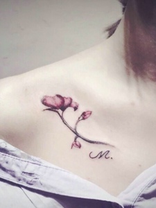 最性感迷人的锁骨下花朵纹身刺青