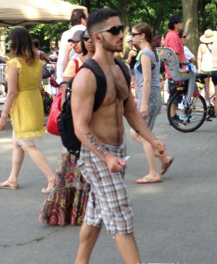 点击大图看下一张：街拍欧美型男 喜欢肌肉男的速进