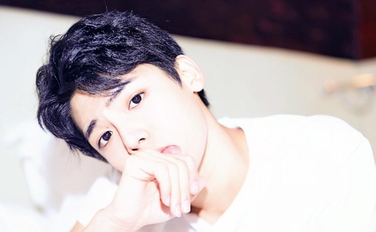 点击大图看下一张：侯明昊曝夏日写真 简约时尚诠释纯白诱惑