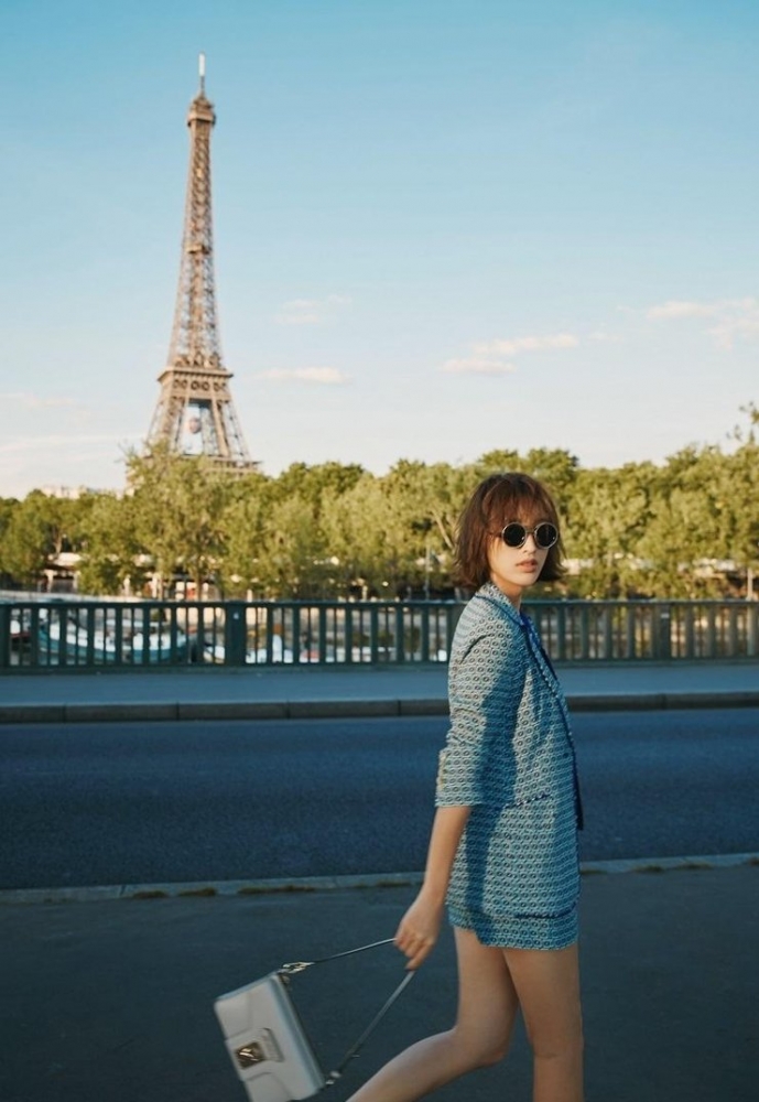 点击大图看下一张：张俪巴黎铁塔露长腿 OL衣服穿出潮范儿