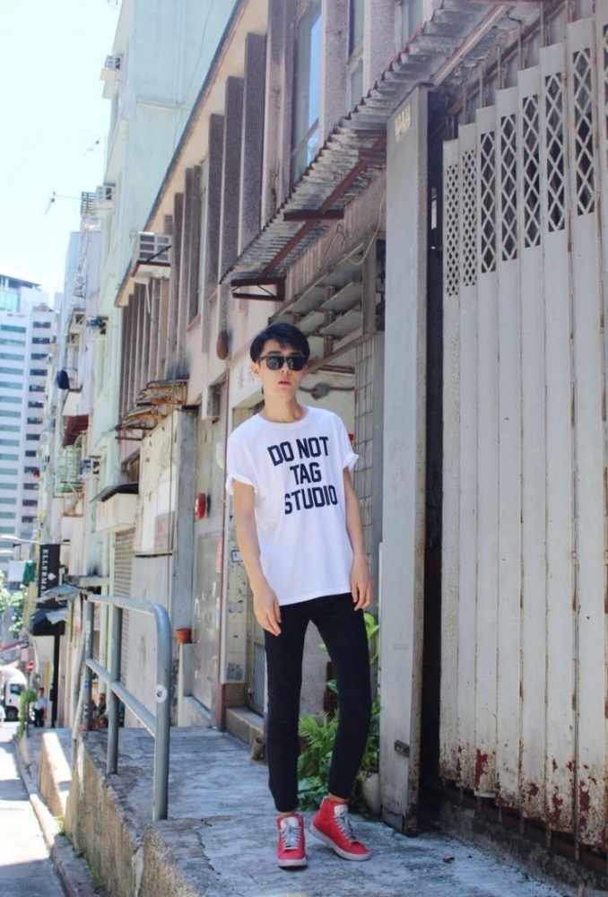 点击大图看下一张：赵阵雨曝香港街头写真 变身港范街拍达人