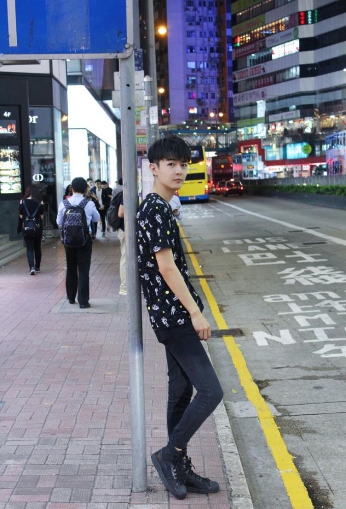 点击大图看下一张：赵阵雨曝香港街头写真 变身港范街拍达人