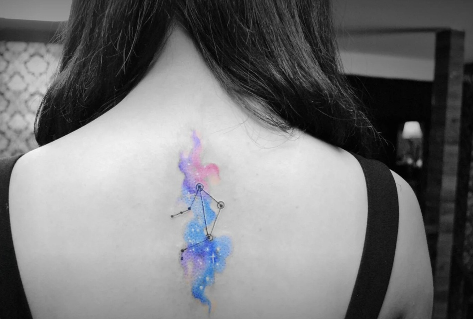 点击大图看下一张：女生脊椎部个性水彩线条纹身图案