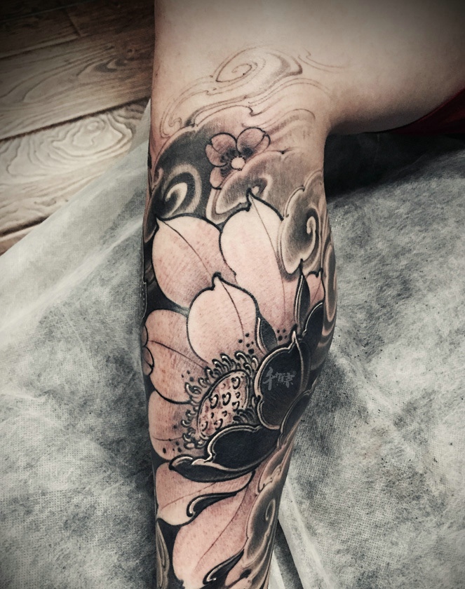点击大图看下一张：莲花与肖像神的两款腿部纹身图案