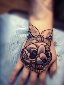 个性怪异的手背黑灰兔子纹身图案