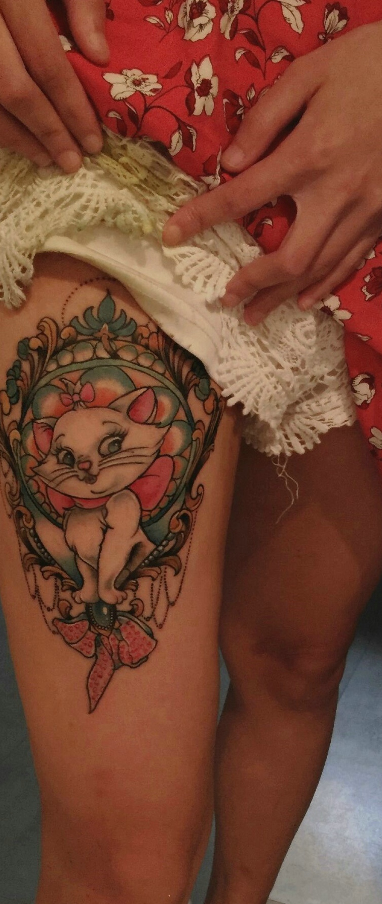 点击大图看下一张：女生大腿一只呆萌的花猫纹身图案
