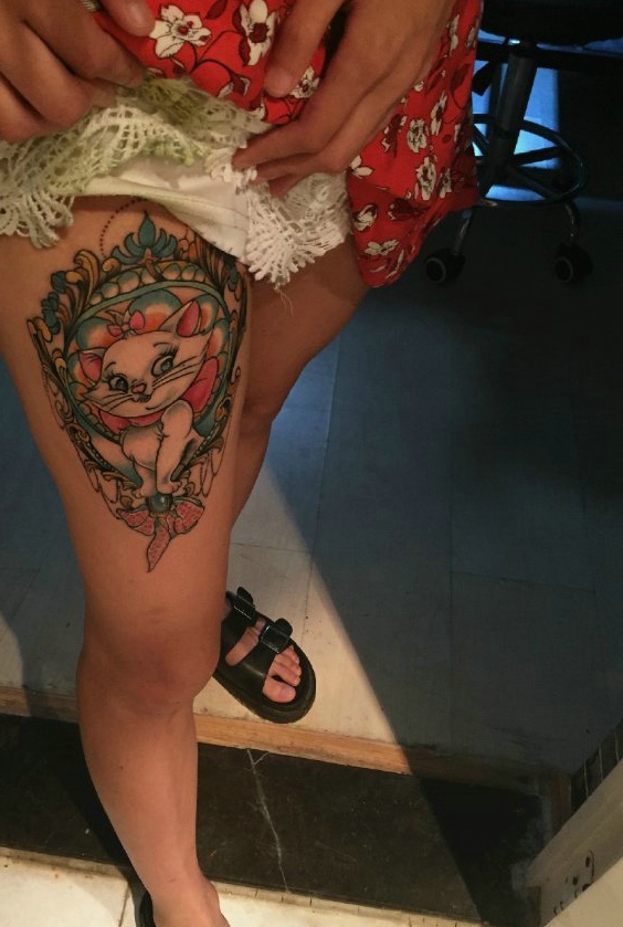 点击大图看下一张：女生大腿一只呆萌的花猫纹身图案