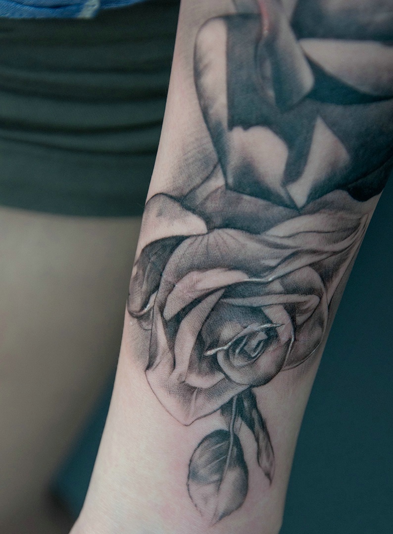 点击大图看下一张：手臂美丽的黑灰玫瑰纹身图案