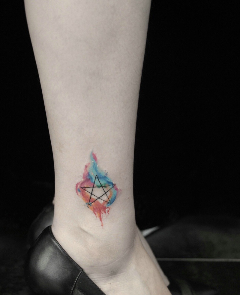 点击大图看下一张：小腿部迷你型的几何五角星纹身图案