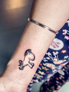 手腕上简单又可爱的小马纹身刺青