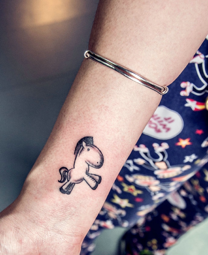 点击大图看下一张：手腕上简单又可爱的小马纹身刺青