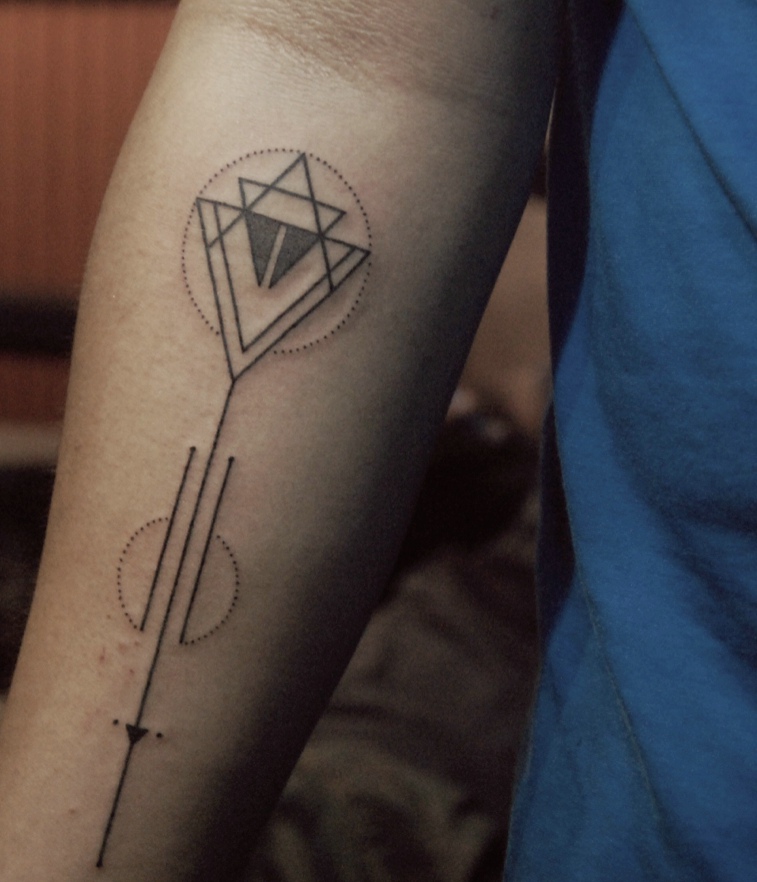 点击大图看下一张：带点艺术感的手臂几何图案纹身刺青