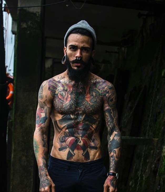 点击大图看下一张：印度男子满身图腾纹身刺青惊呆所有人