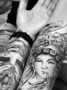 经典传统的手臂黑白花旦纹身图案