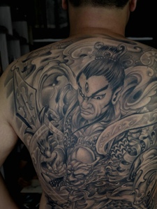 80后男士满背黑白二郎神纹身图案